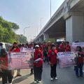 Ribuan Warga Geruduk Kantor Pengelola MM 2100, Jalan Ditutup Hingga Macet Total